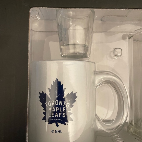 3 piece glassware Toronto Maple Leafs NHL set. Unopened box, brand new! - Picture 2 of 4